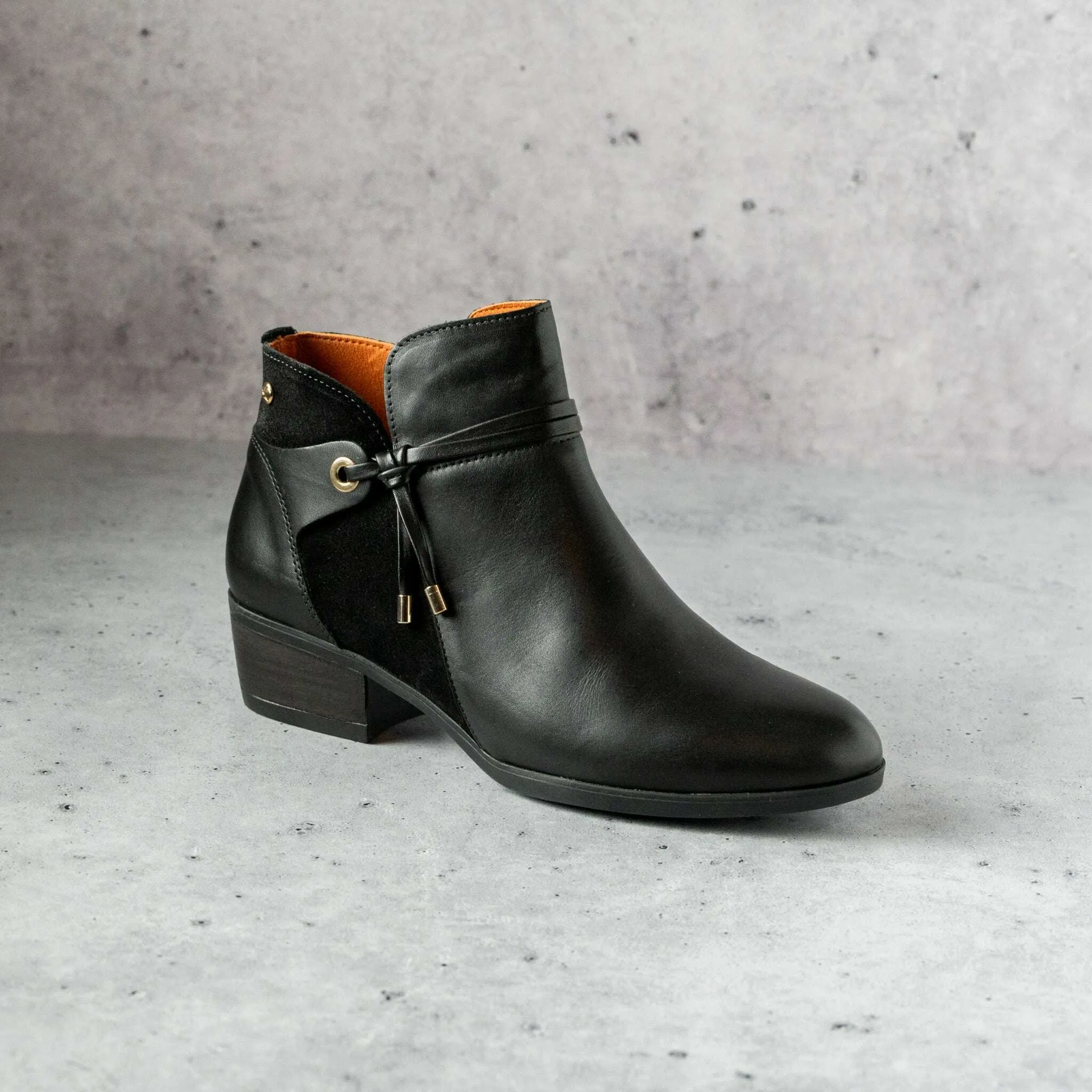 Pikolinos - Daroca W1U-8505 in Black & Cuero